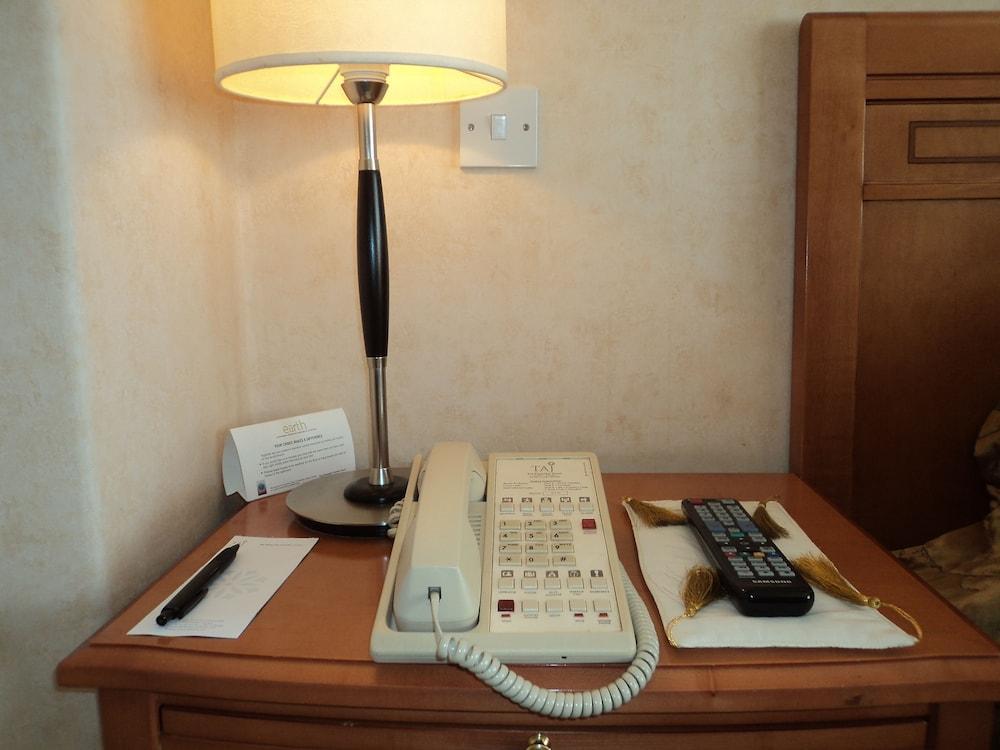 Taj Pamodzi Lusaka Exterior photo A telephone in a hotel room