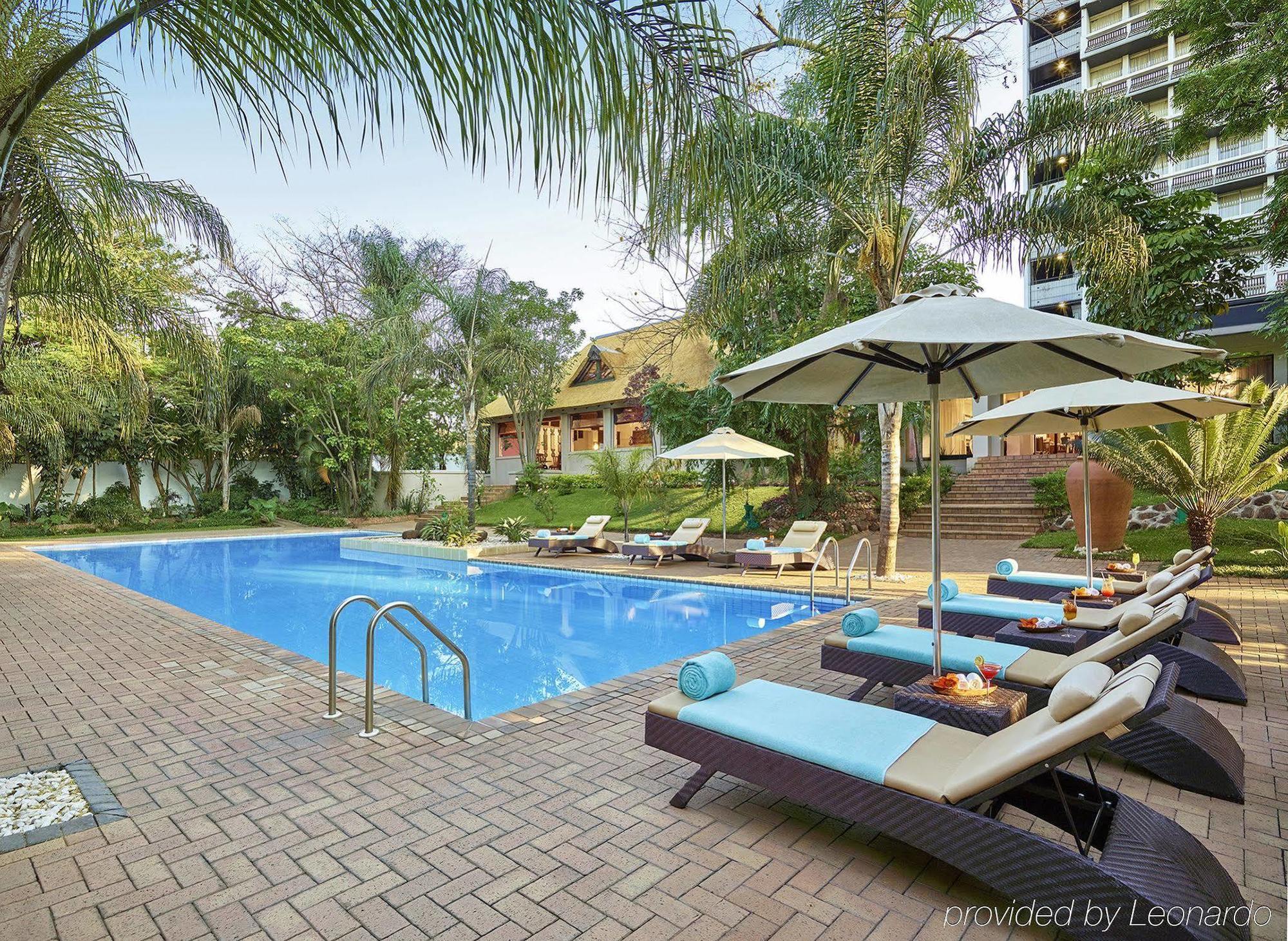 Taj Pamodzi Lusaka Exterior photo The swimming pool at the hotel