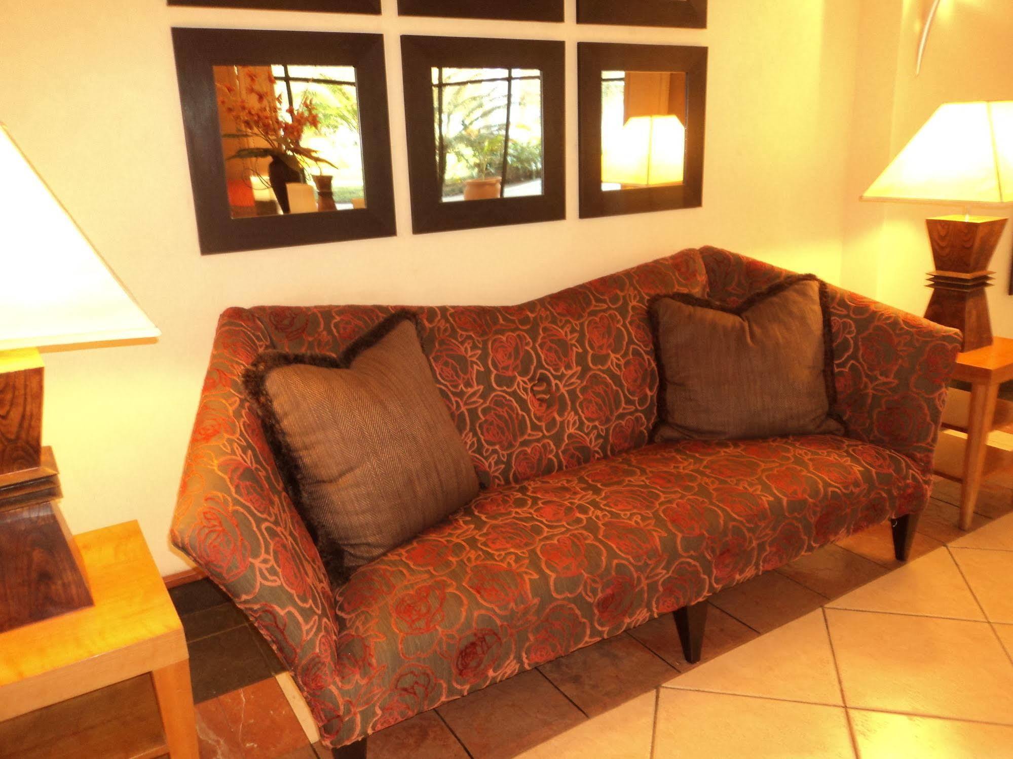 Taj Pamodzi Lusaka Exterior photo A sofa