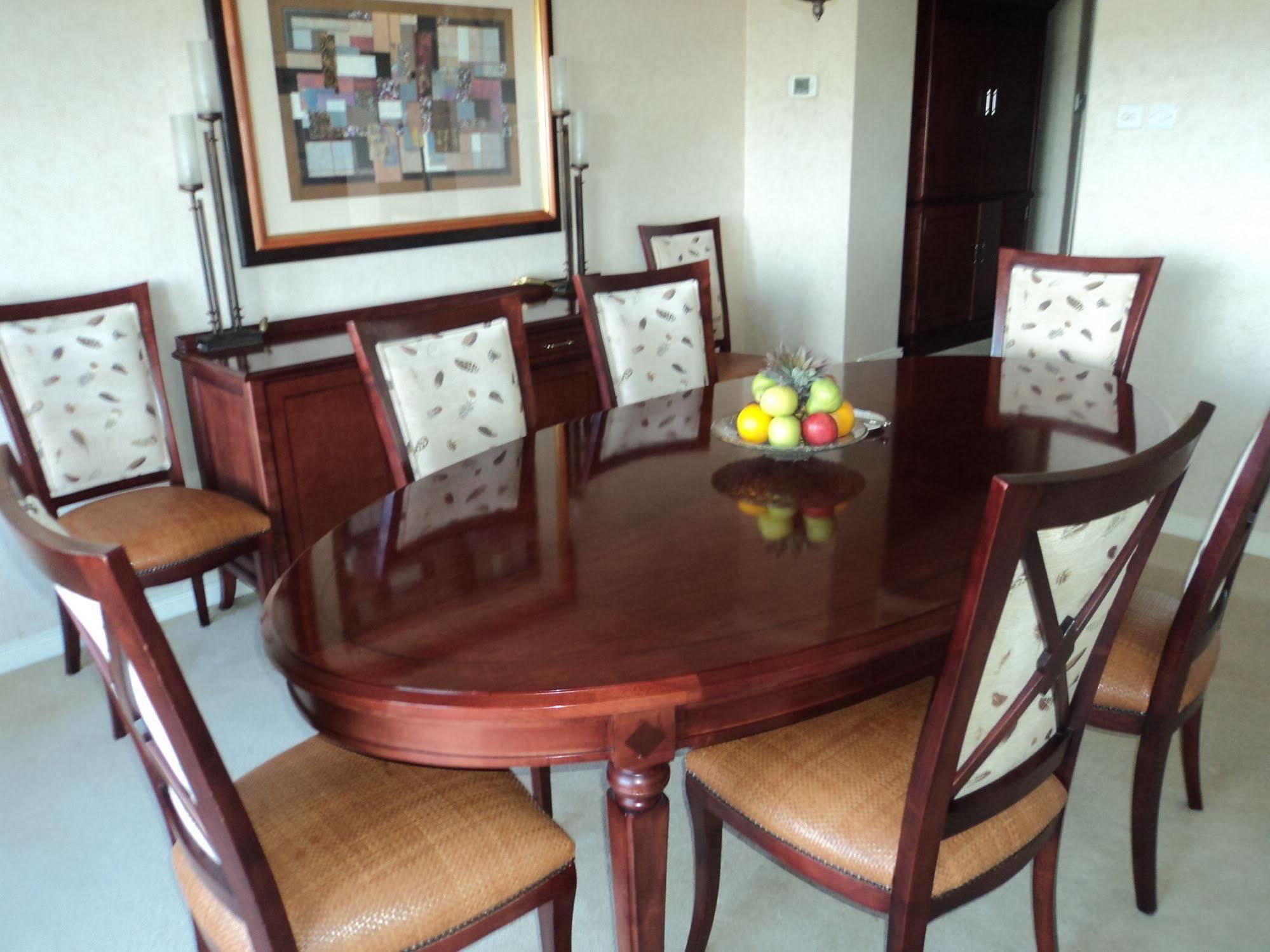 Taj Pamodzi Lusaka Exterior photo A dining room table and chairs
